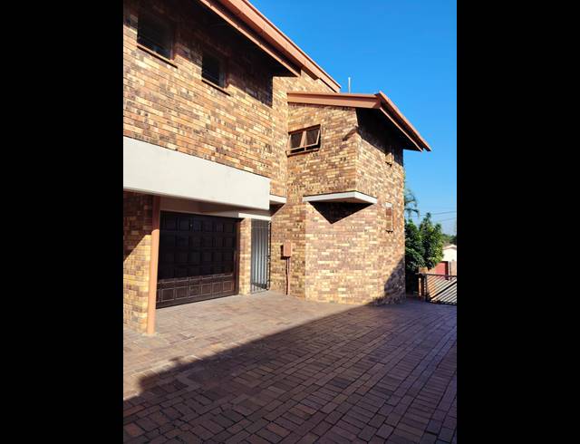 4 BEDROOM HOUSE FOR SALE IN RESERVOIR HILLS